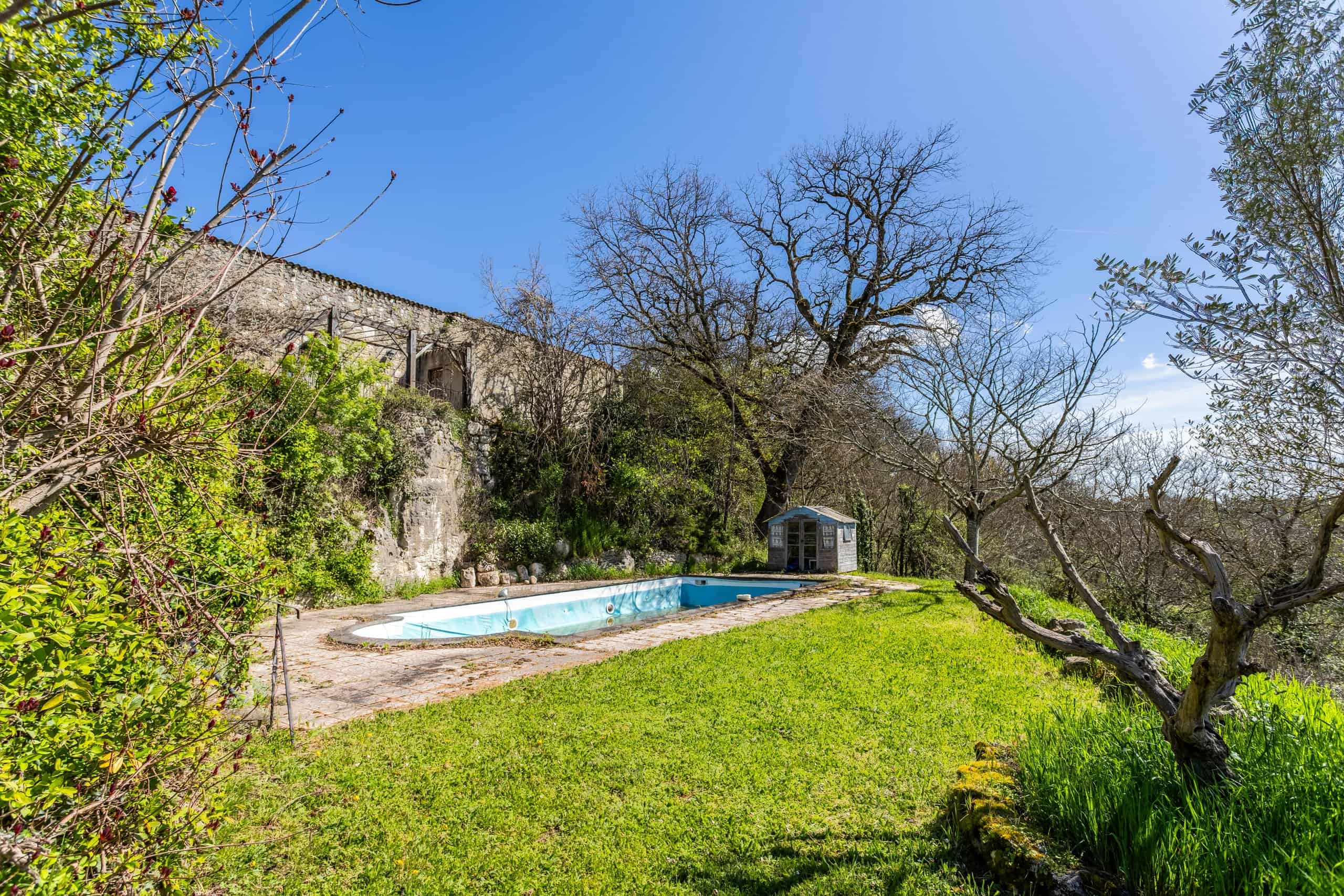 Maison de campagne avec annexe, piscine et terrain