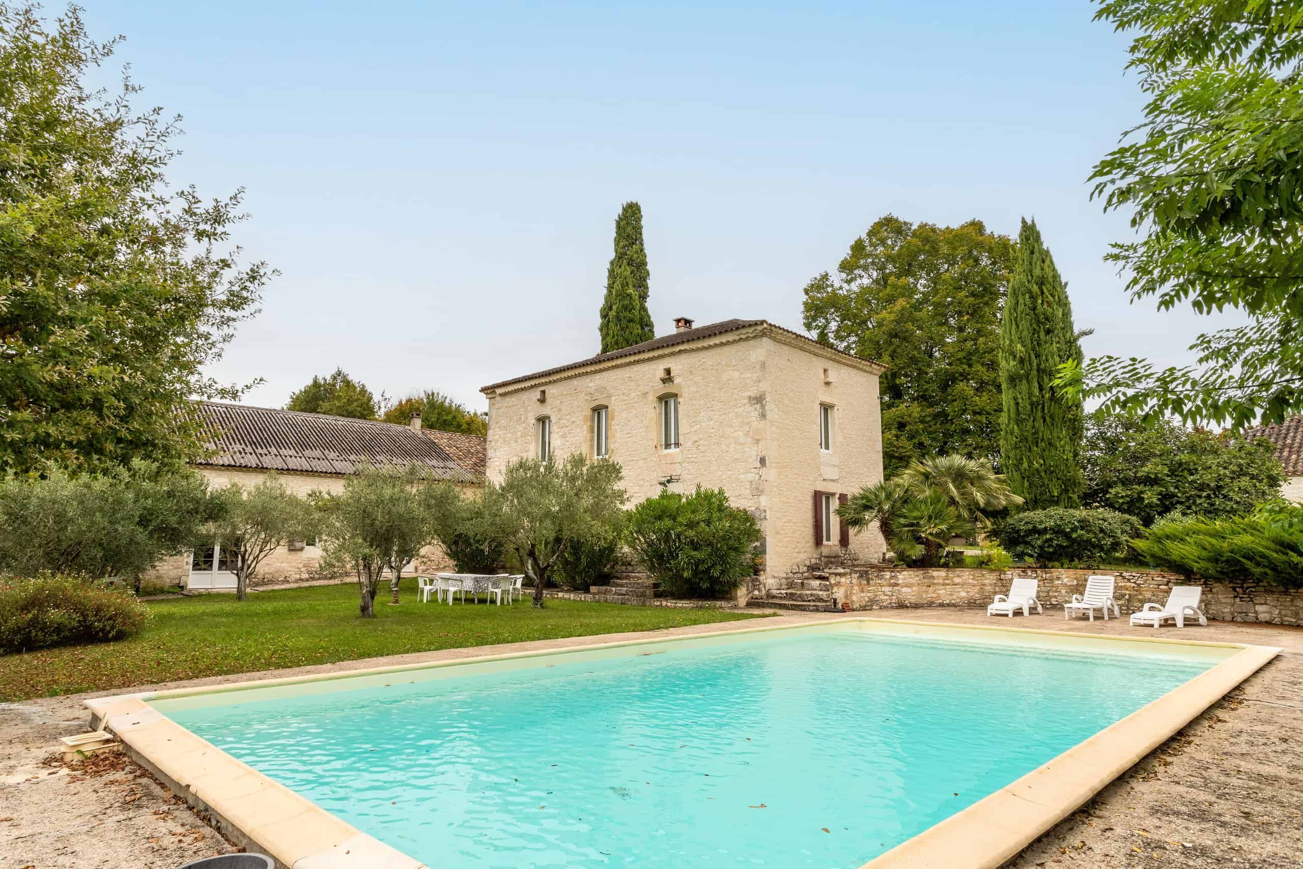 Country property with gites, 2 pools, atelier