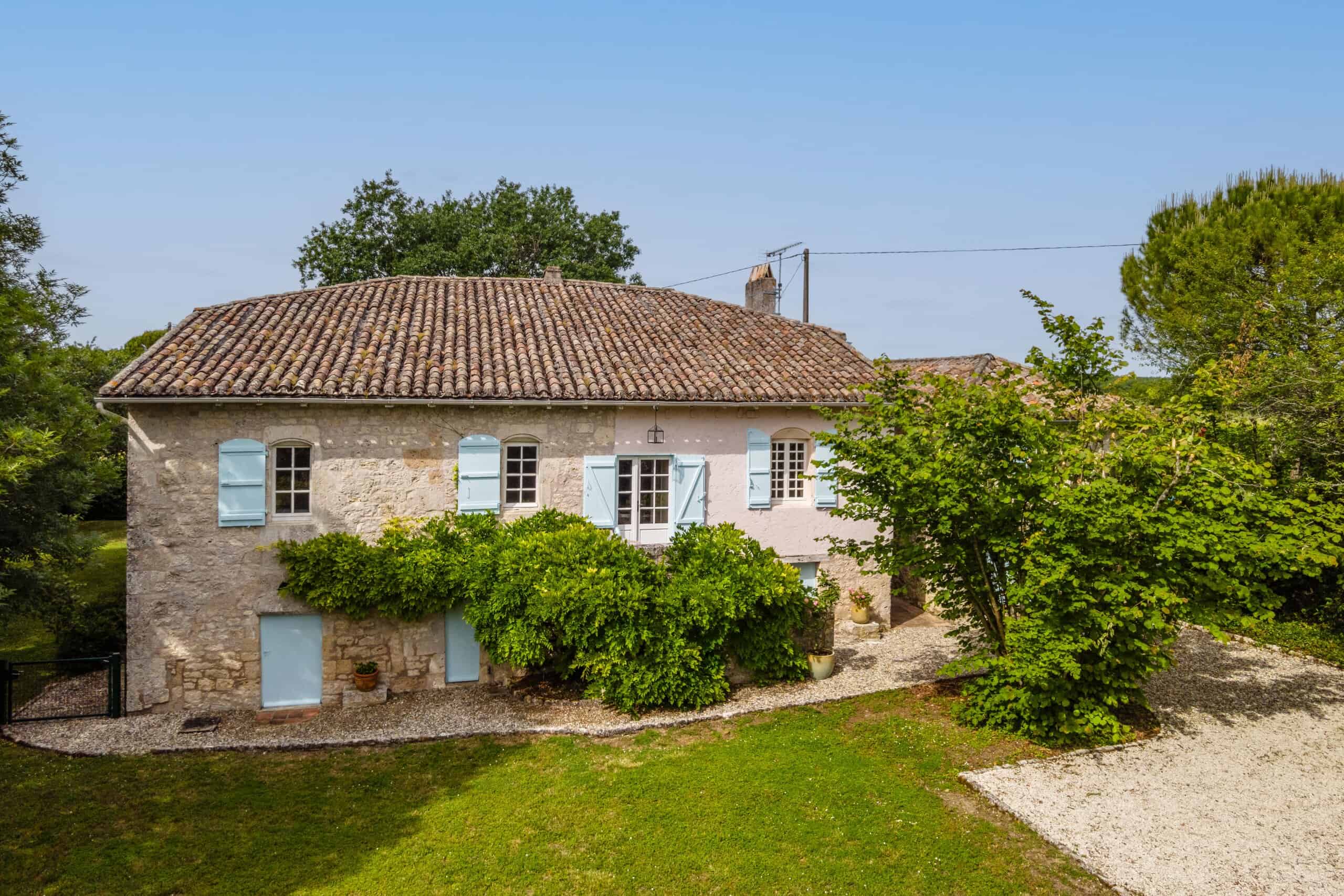 Maison de campagne avec annexe et piscine