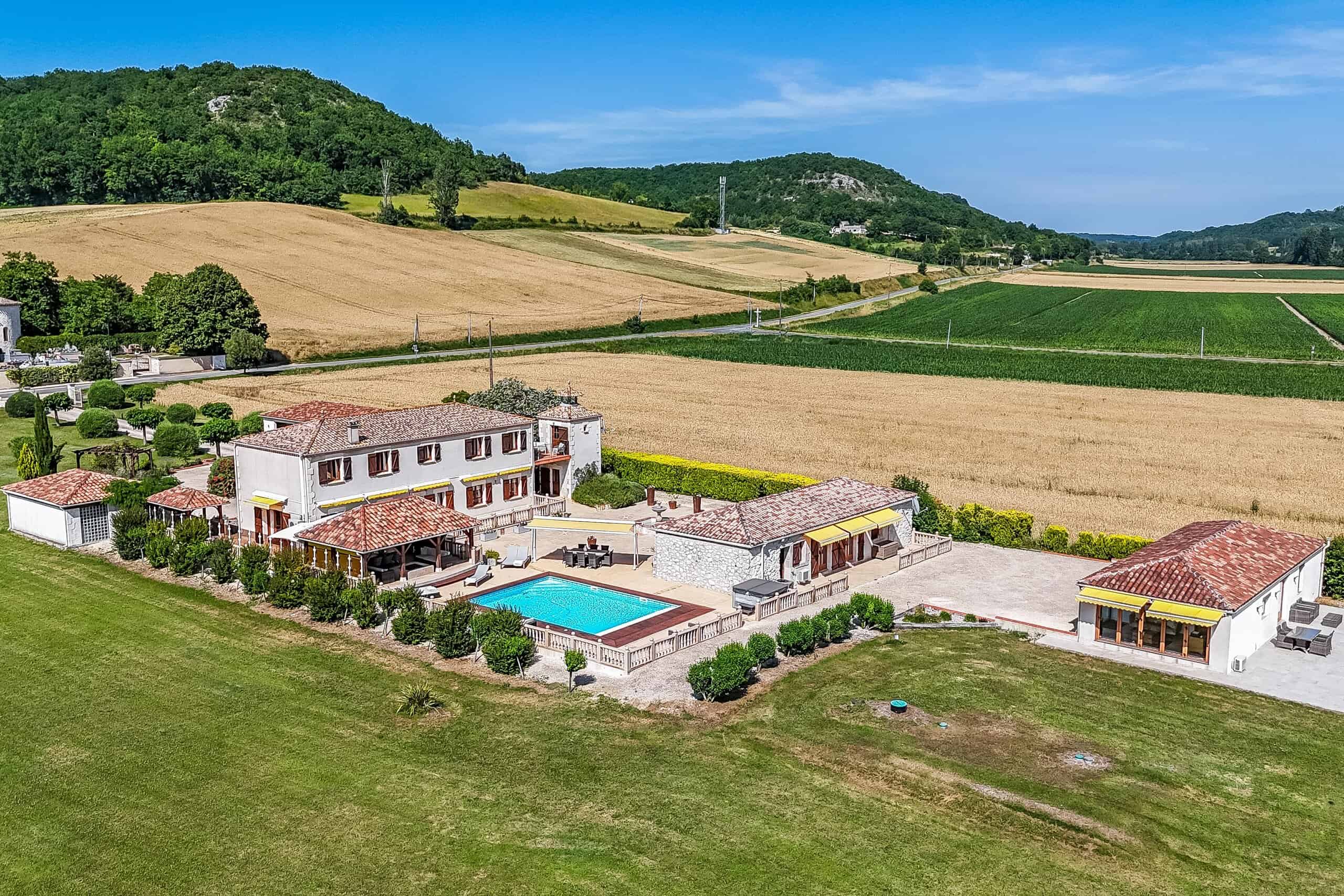 Propriété de campagne avec deux annexes, garage, piscine et terrain
