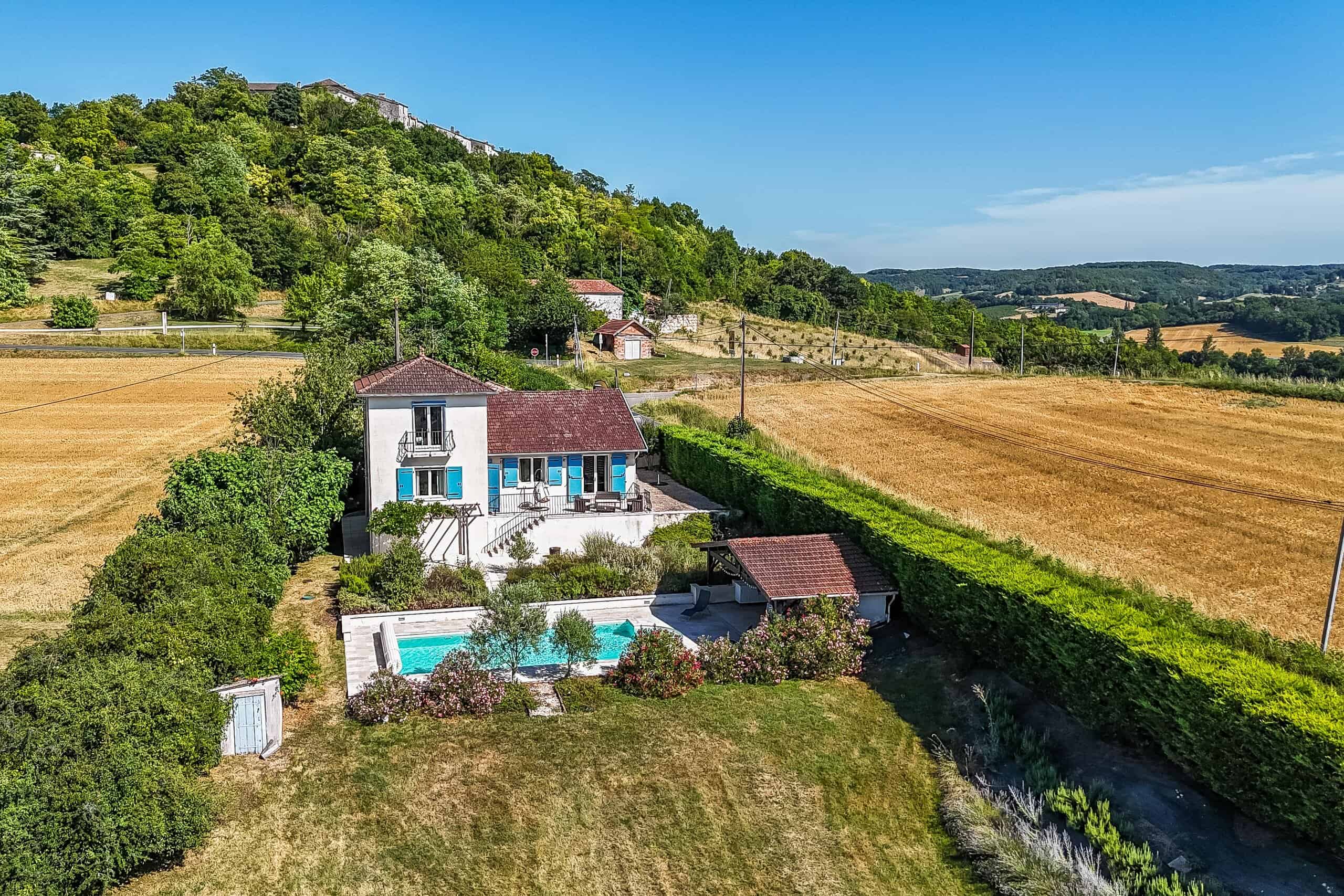 Maison de campagne avec piscine et garage