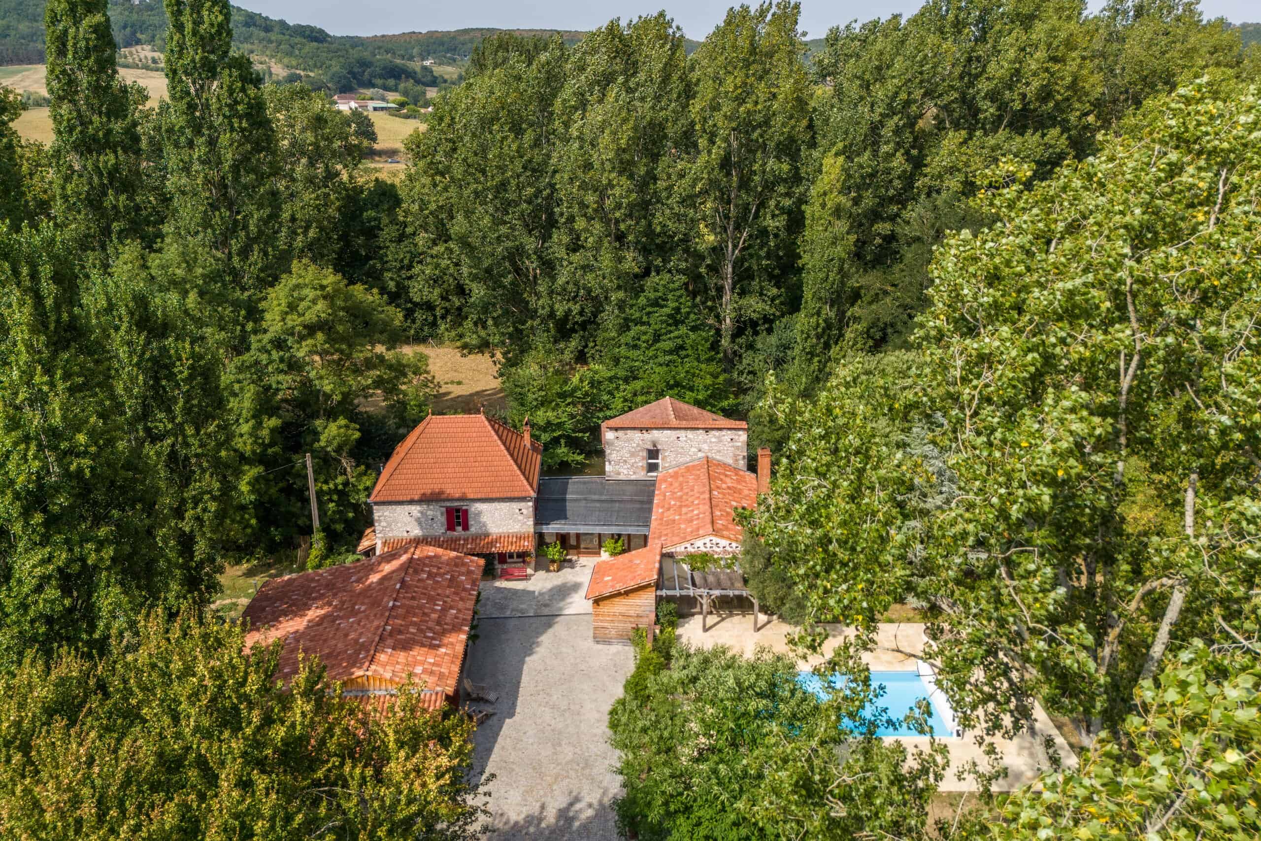 Maison de moulin en pierre avec écuries, annexe et piscine