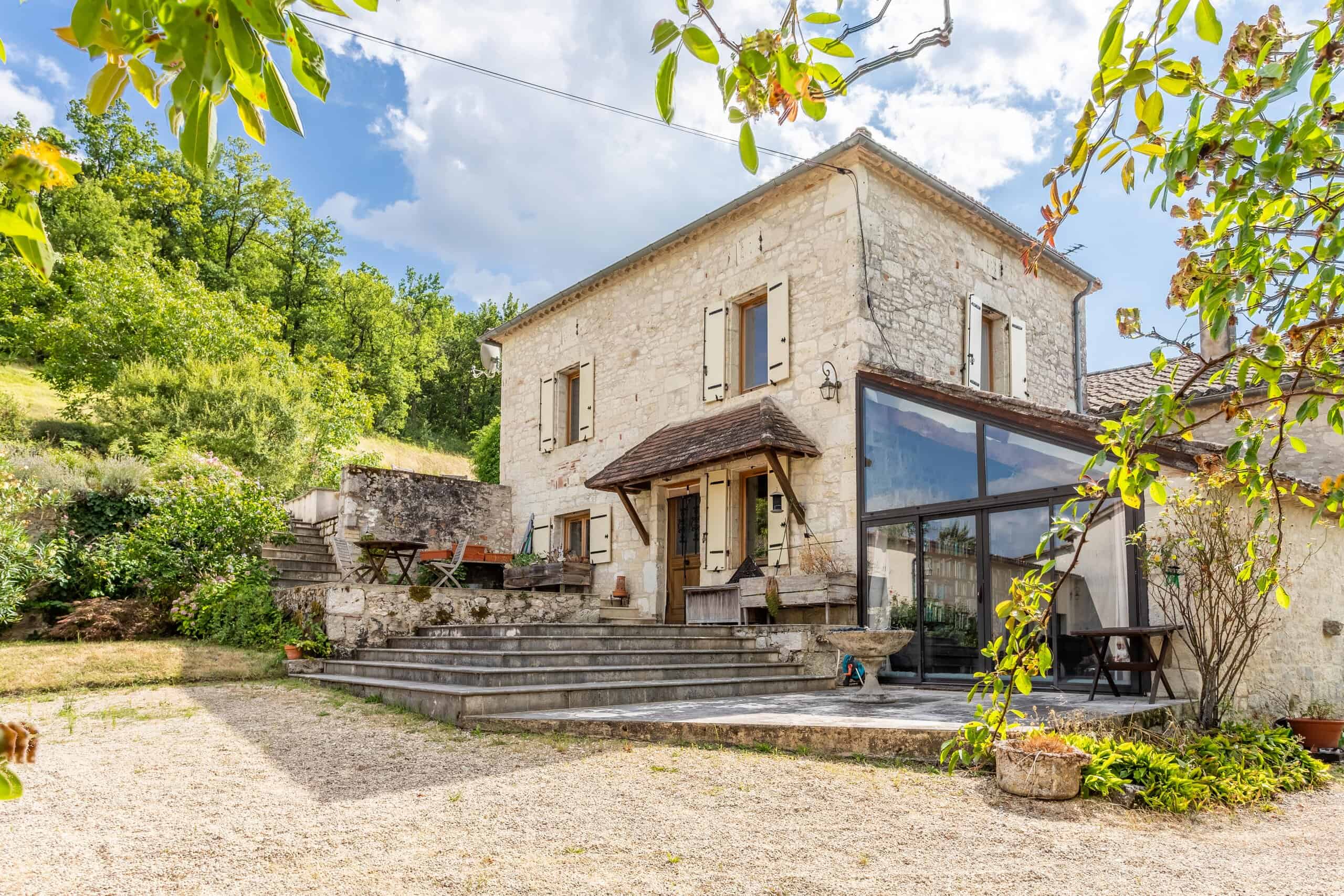 Maison de campagne avec annexe, jardin, piscine, granges.