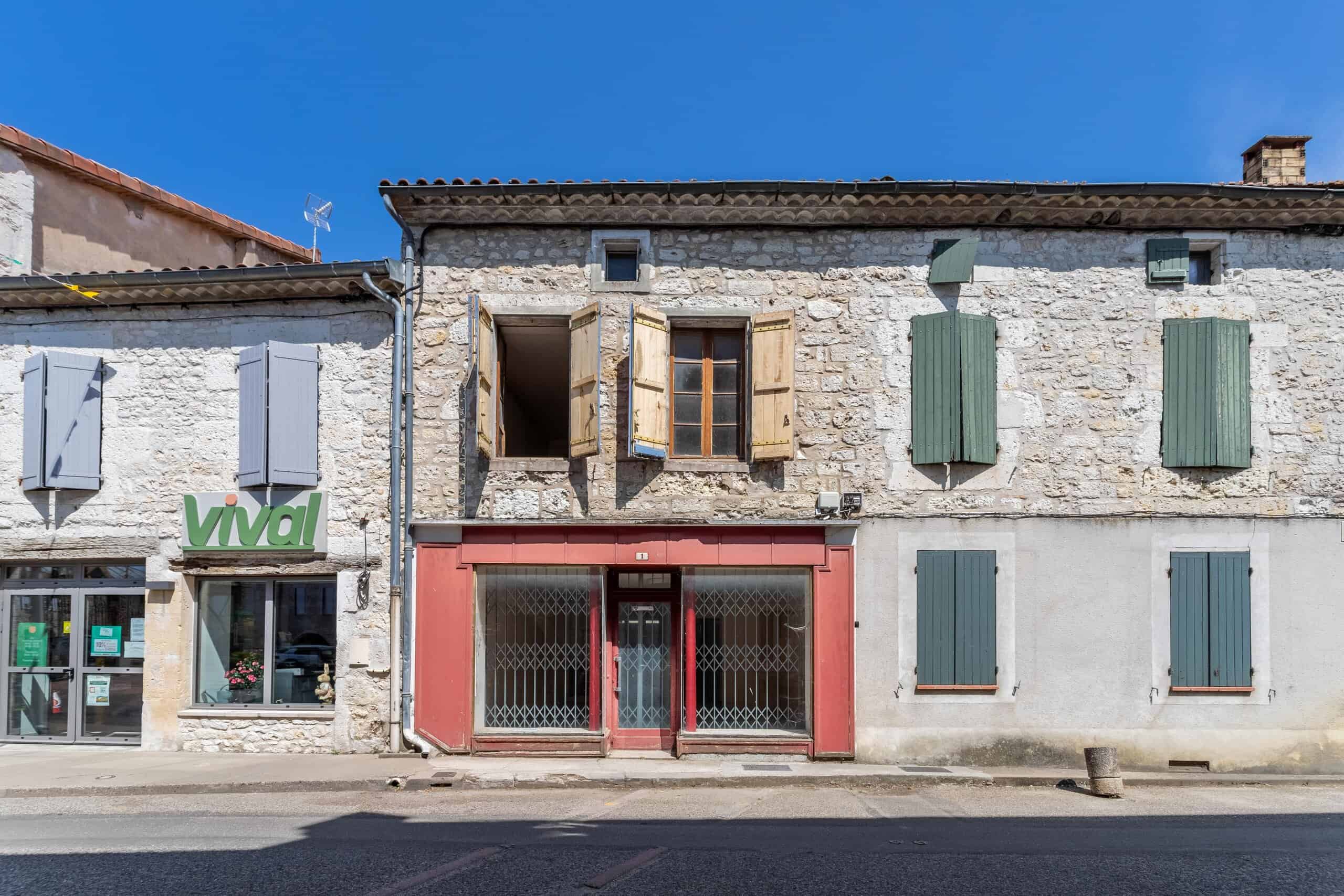 Shop with apartment and courtyard