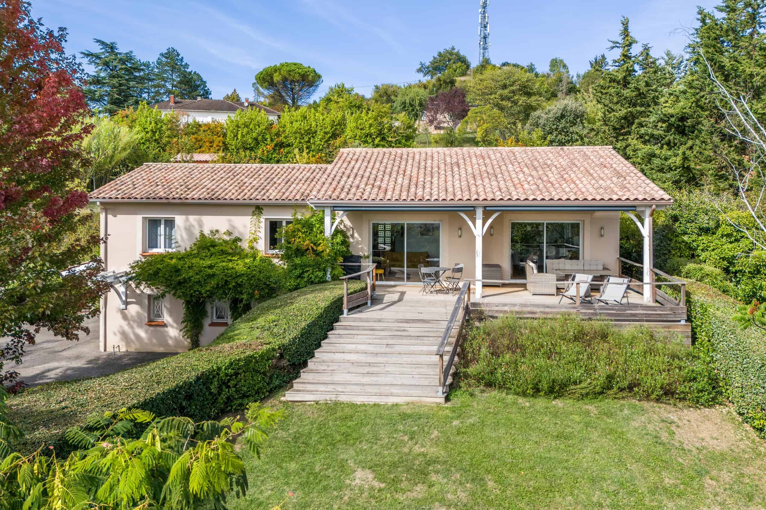 Maison de campagne avec piscine et annexe