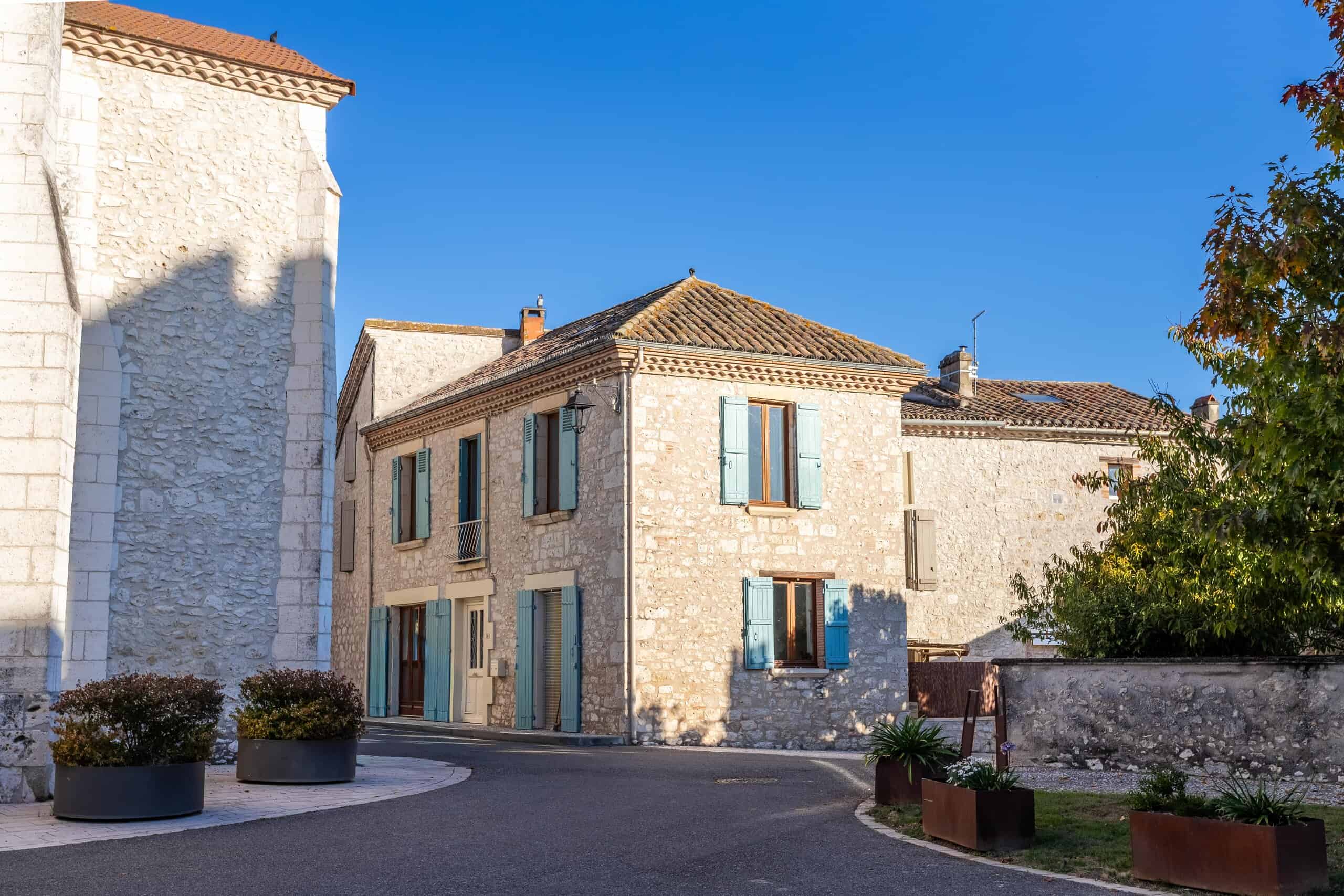 Village house with roof terrace and garage