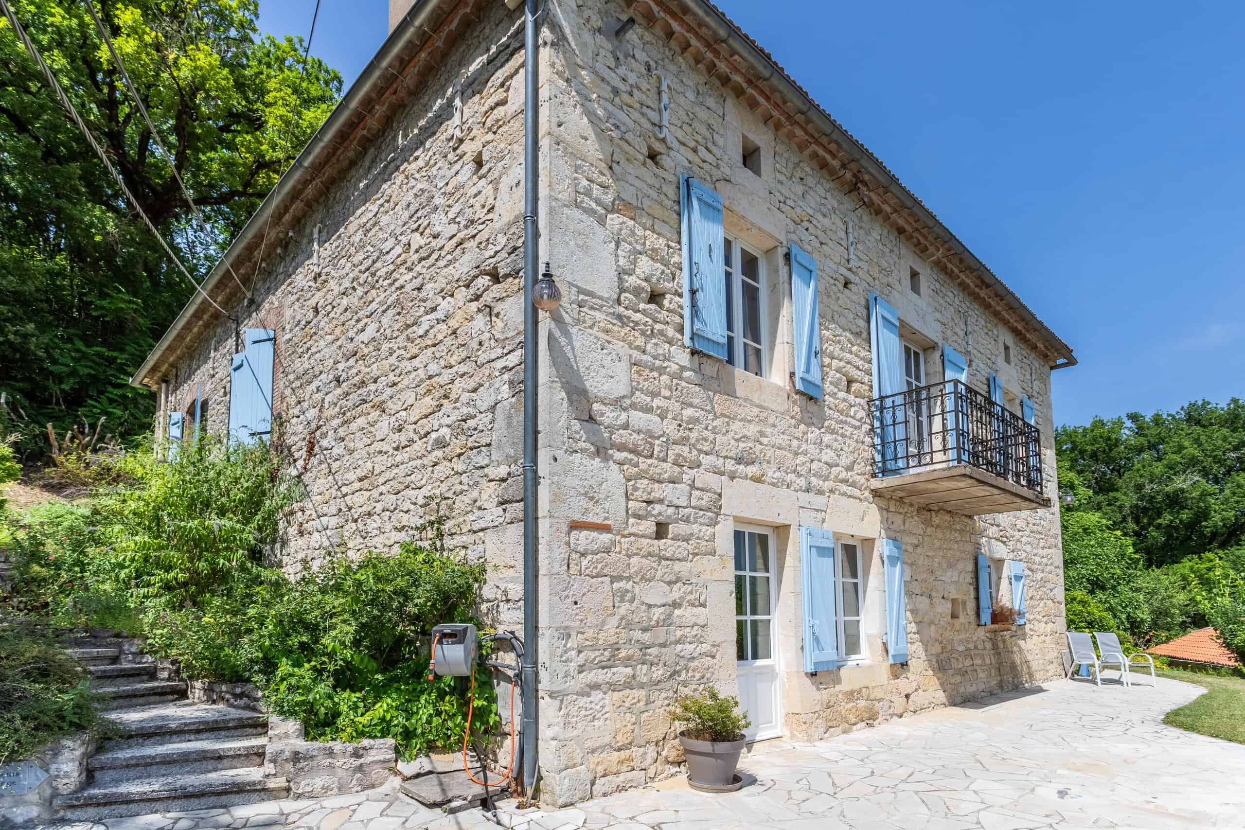 Country house with annexes, pool, barn and view