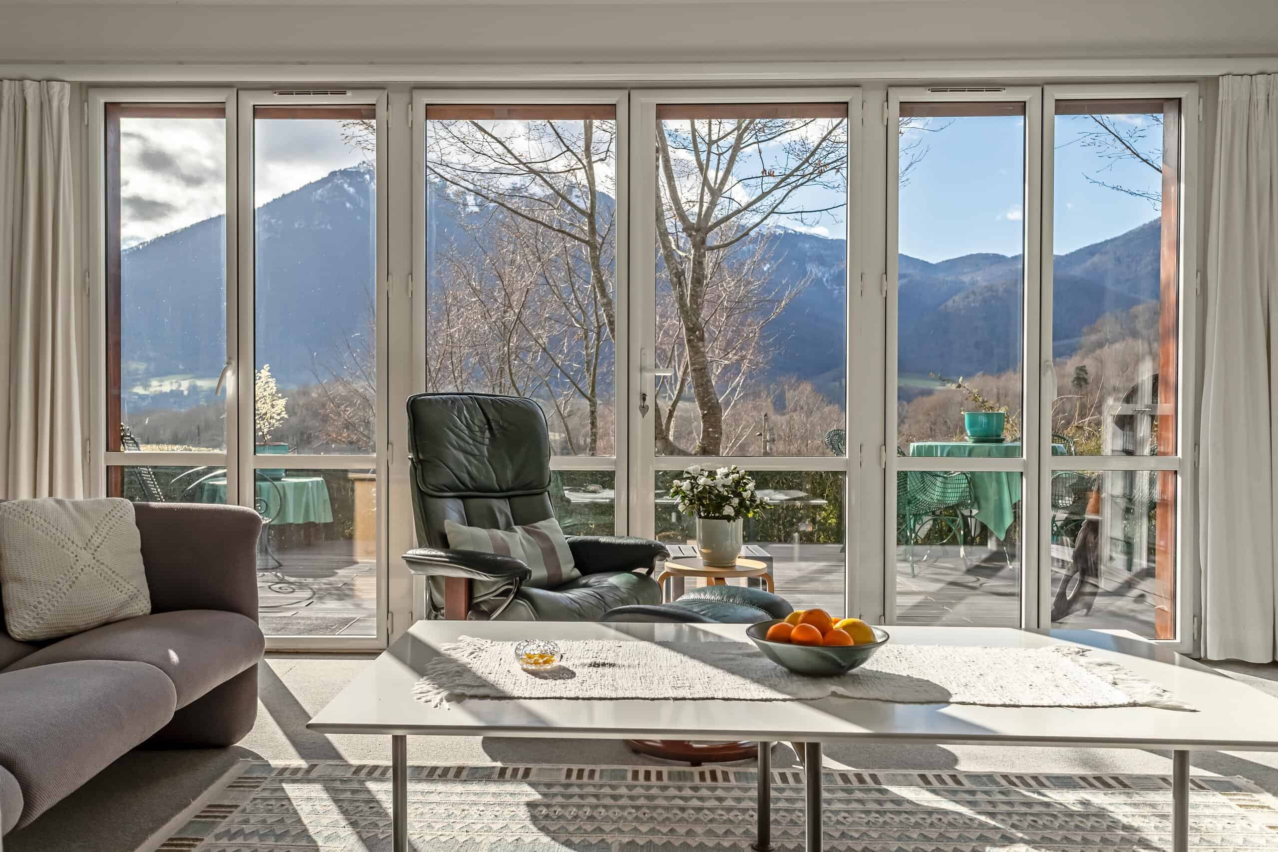 Maison d'architecte avec garage et vue