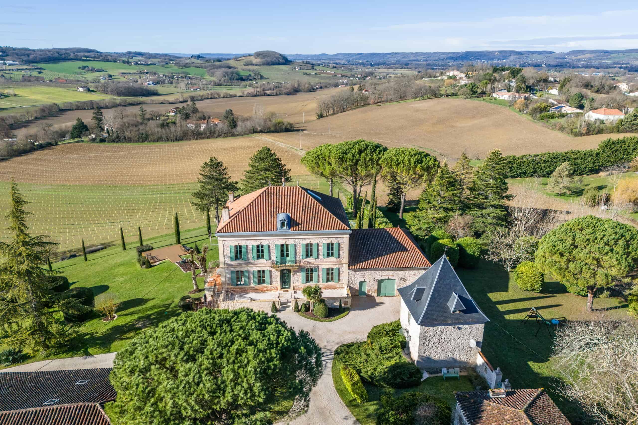 Domaine avec manoir, installations événementielles, annexes et atelier