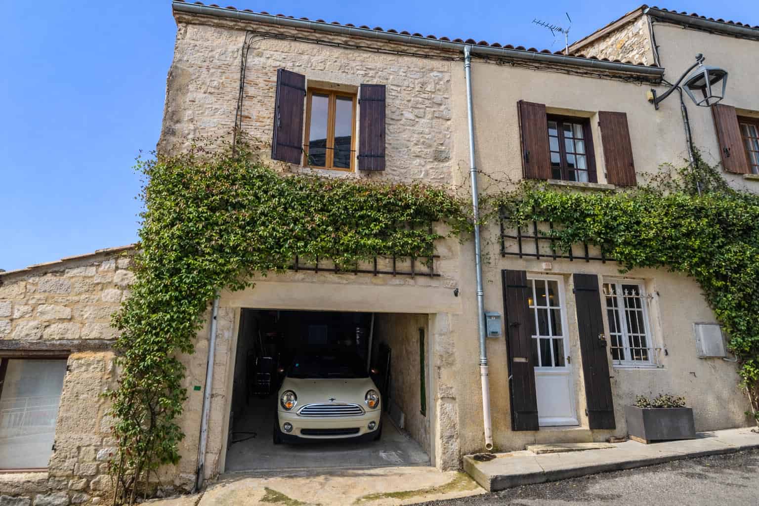 Maison de village avec piscine intérieure, cour intérieure et garages